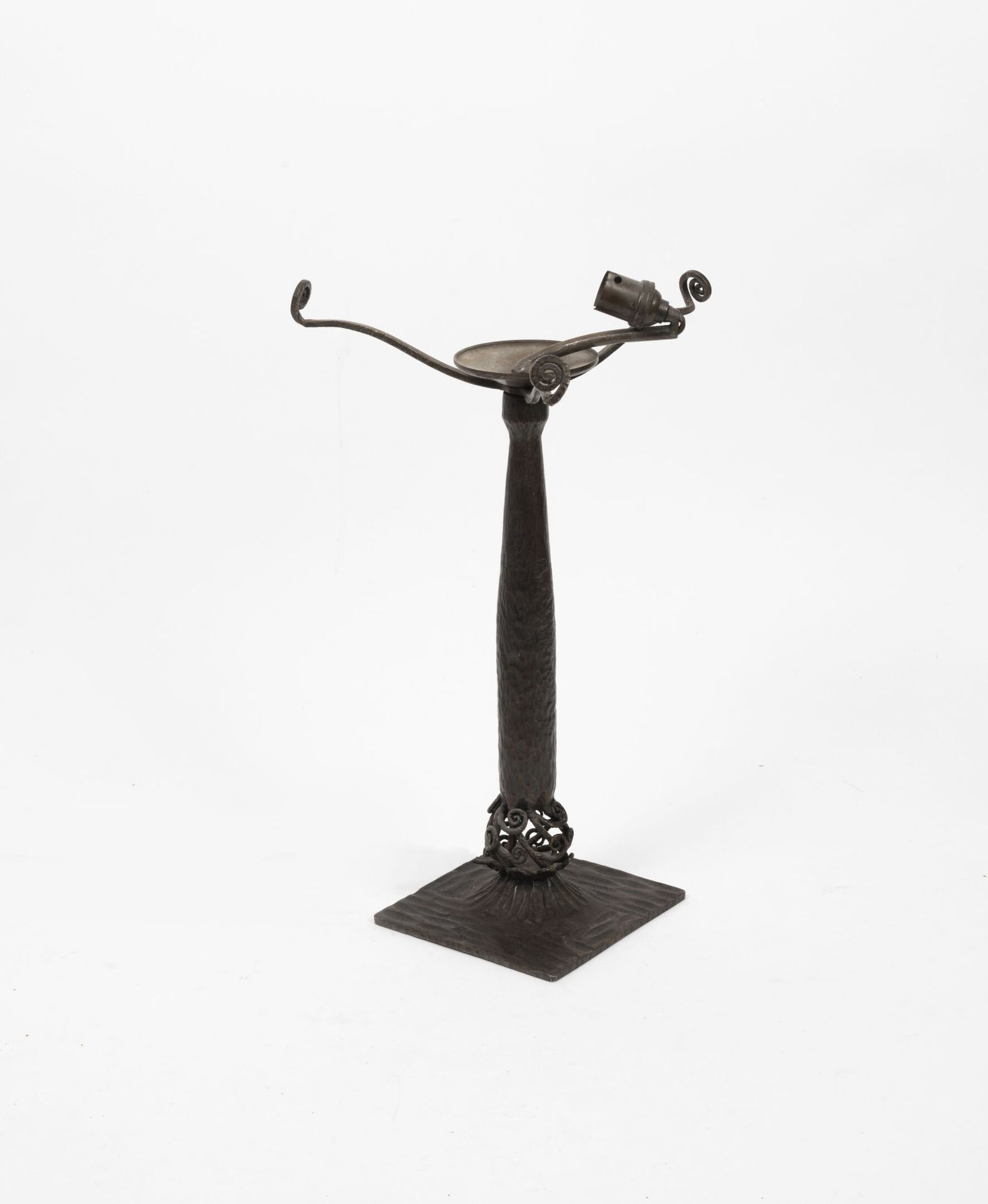 Edgar BRANDT (1880-1960) Pied de lampe en fer forgé, texturé et patiné, sur base&hellip;