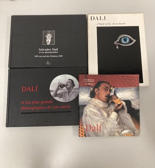 DALI (4 vol.) - 萨尔瓦多-达利和他的摄影师们。1999年，米尼姆修道院，2009年。
特拉布凯尔，佩皮尼昂2009。
- 达利和他的世纪最伟大的&hellip;