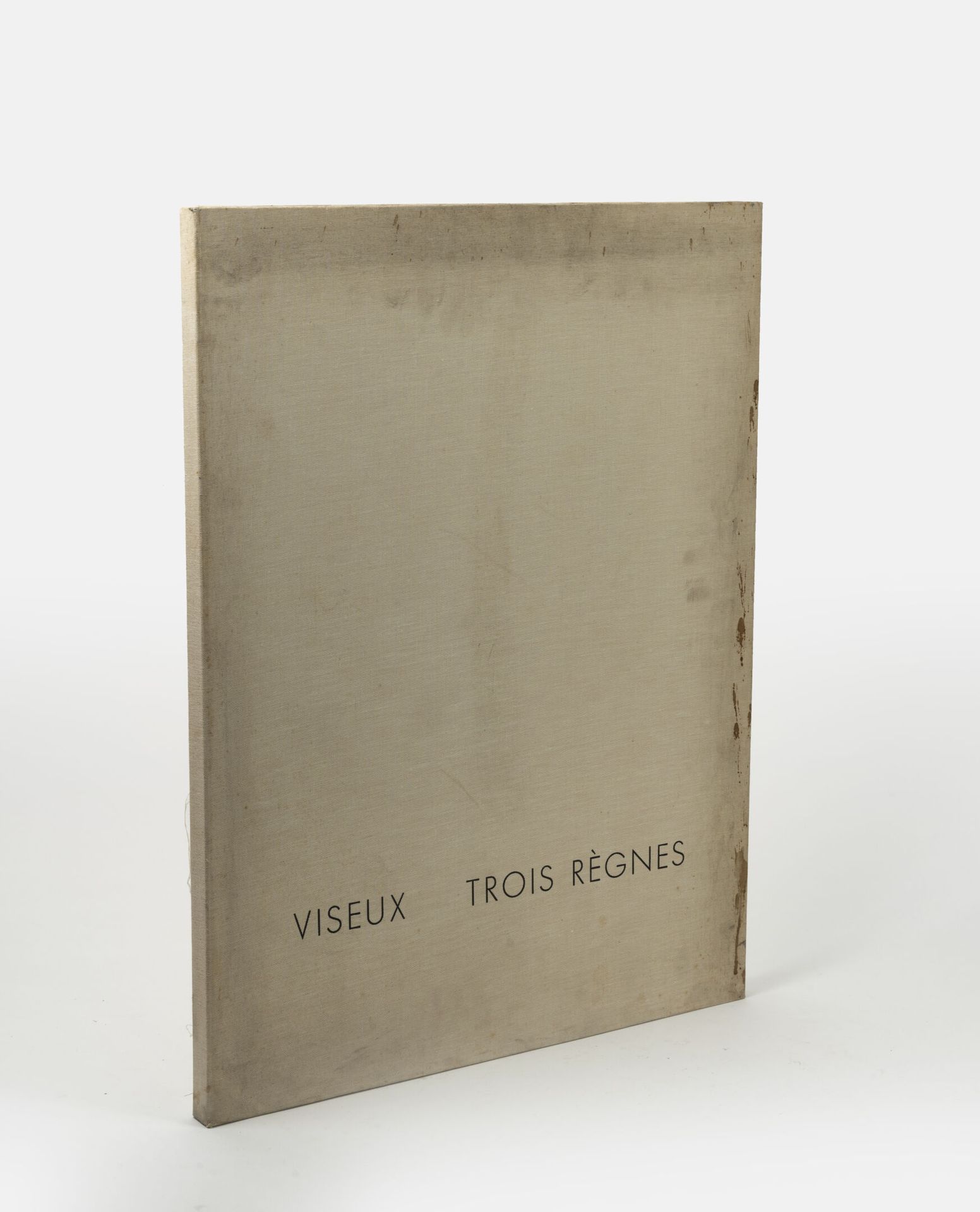 VISEUX, Claude 题为 "Trois Règnes "的作品集，包含12幅Arches牛皮纸版画。 
Éditions Attali, 巴黎, 19&hellip;