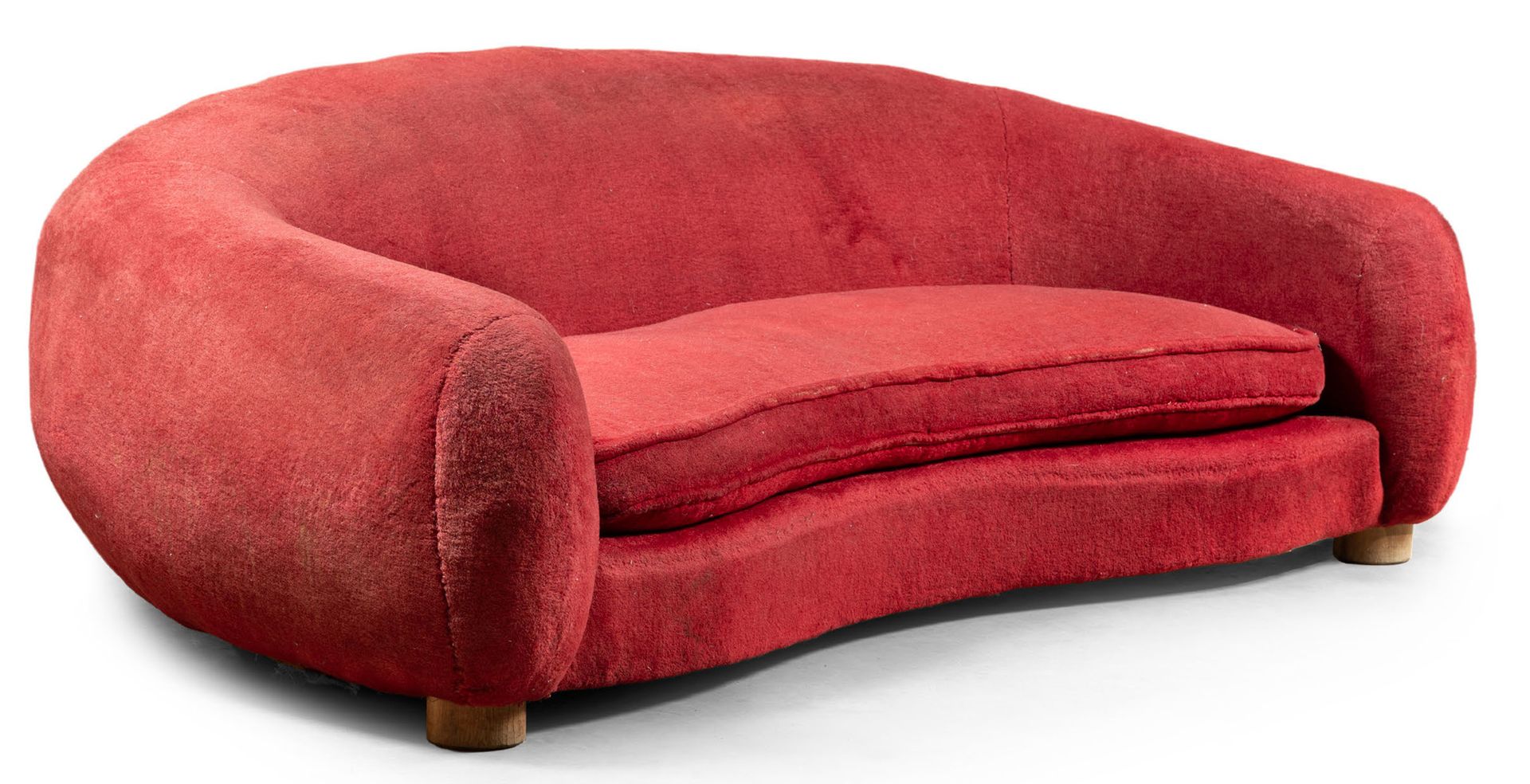 Jean ROYERE (1902-1981) 北极熊沙发，约制作于 1952 年。
沙发有山毛榉框架、香蕉椅背和座垫，全部用红色马海毛天鹅绒装饰。
沙发架在五&hellip;