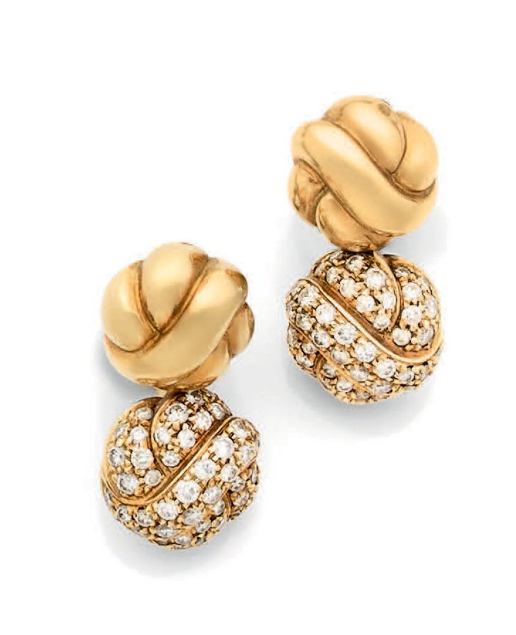 BOUCHERON Paire de pendants d'oreilles en or jaune (750) à motifs de deux demi-s&hellip;