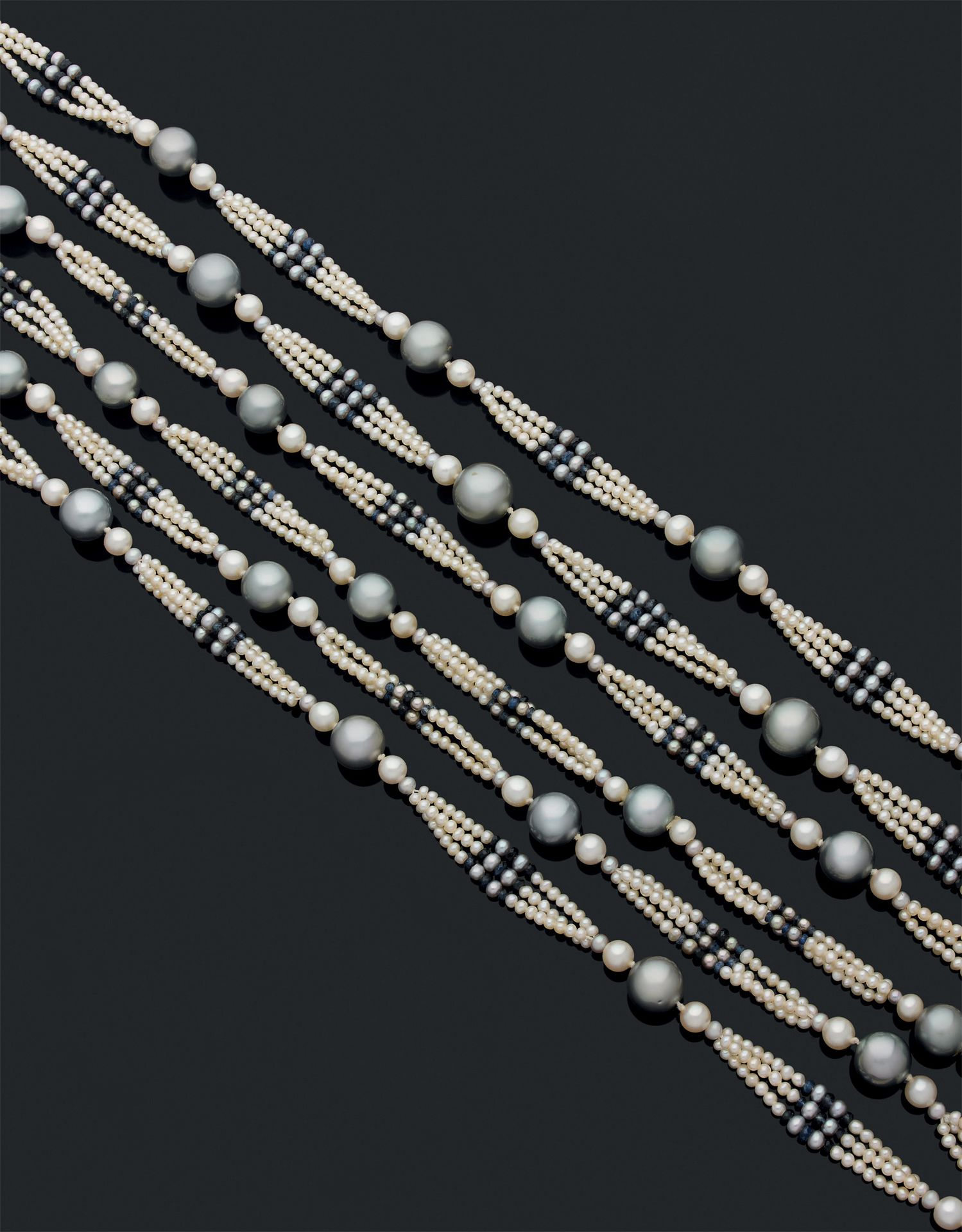 Null Long sautoir formé de sections à trois rangs de petites perles de culture b&hellip;