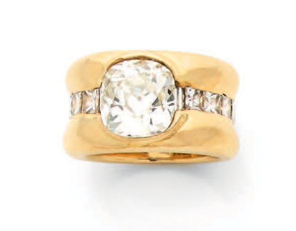 Null Belle bague jonc en or jaune (750) centrée d'un diamant taille coussin anci&hellip;