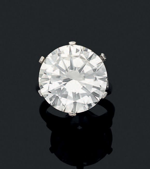 Null Importante anello in platino (950) con un diamante mezzo taglio incastonato&hellip;