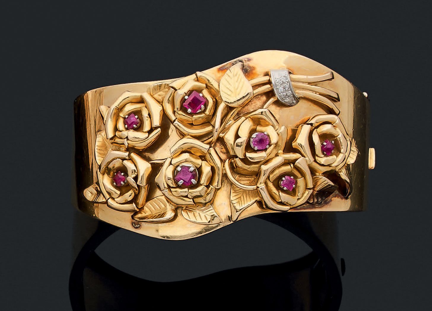 Null Important bracelet jonc plat ouvrant en or jaune (750) à décor appliqué d'u&hellip;