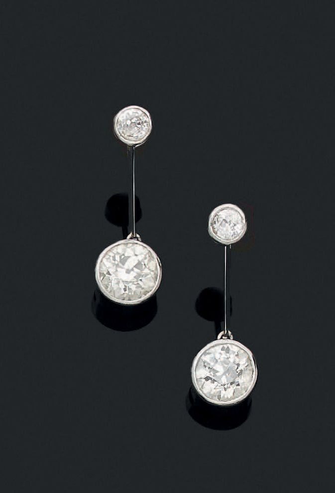 Null Paire de pendants d'oreilles en platine (850) formés de deux diamants taill&hellip;
