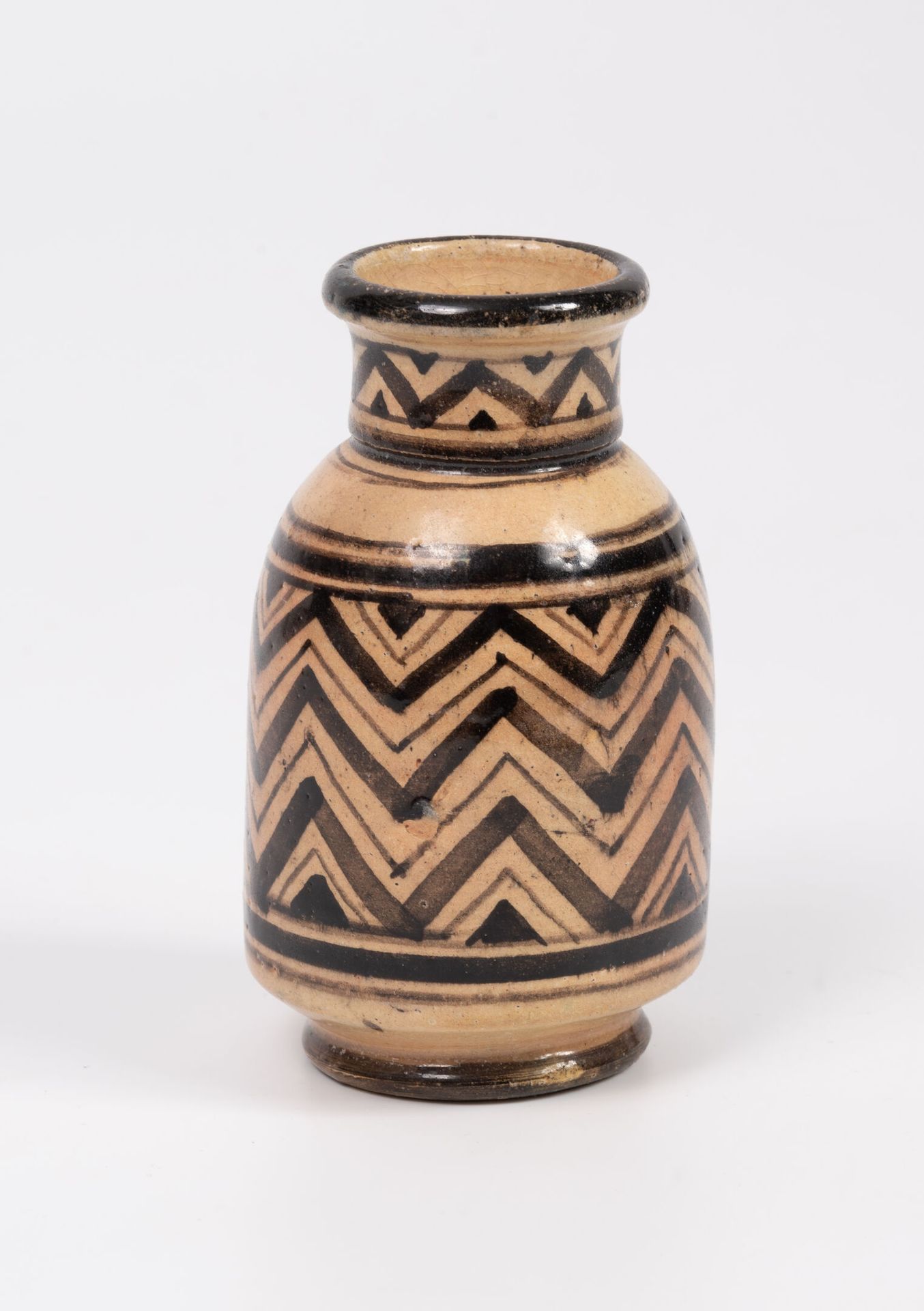 Boujemaa LAMALI (c.1890-1971), attribué à Petit vase sur talon.
En céramique à d&hellip;