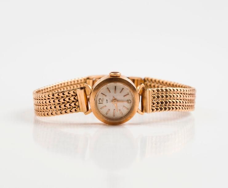 LIP. 

Montre bracelet de dame en or jaune (750). 

Boitier rond. 

Cadran crème&hellip;