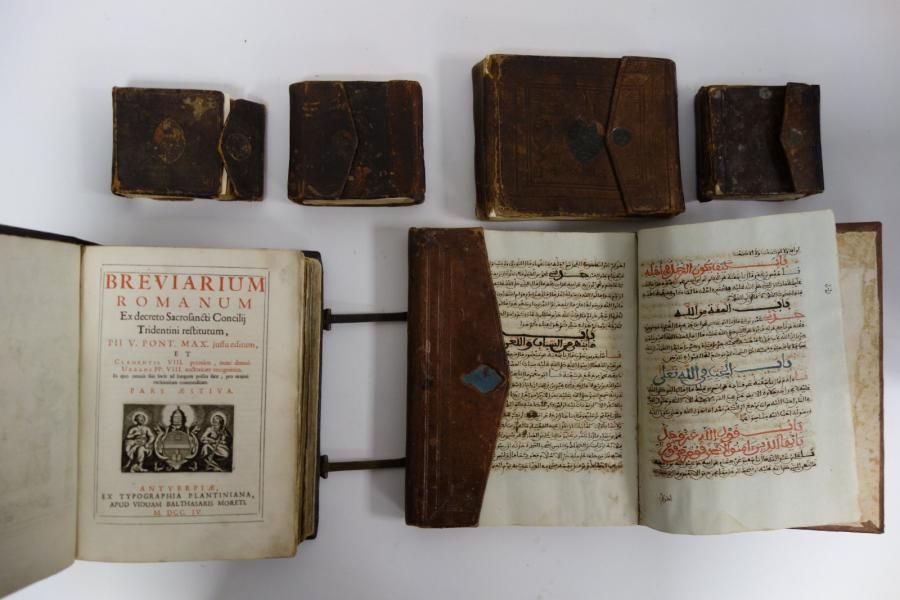 Null Cinq corans manuscrits de différents formats.

- quatre de voyage.

- un de&hellip;