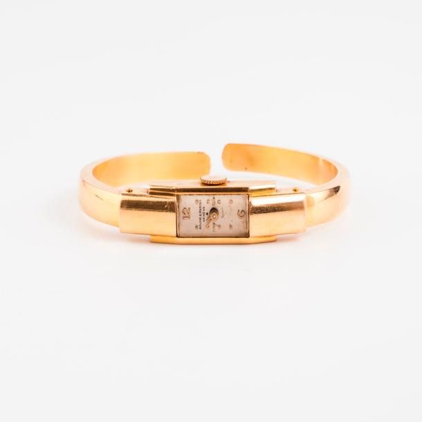BAUME & MERCIER 

Montre bracelet de dame en or jaune (750). 

Boîtier rectangul&hellip;
