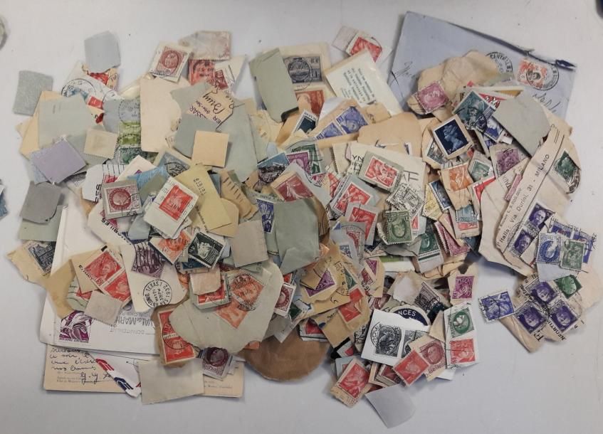 FRANCE ET DIVERS 

Vrac de timbres oblitérés, la plupart encore collé sur papier&hellip;