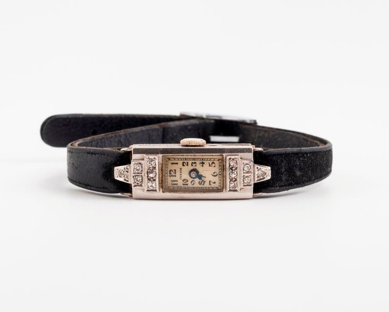 CERVIN 

Montre bracelet de dame. 

Boîtier rectangulaire en platine (850), lune&hellip;