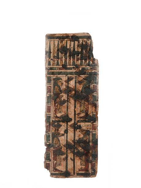 ÉGYPTE, BASSE ÉPOQUE Fragment d'une enveloppe de momie.
Cartonnage stuqué et pei&hellip;