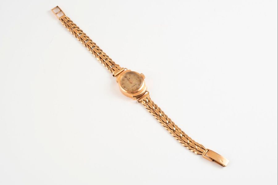 LIP 
Montre bracelet de dame en or jaune (750).
Boîtier rond.
Cadran à fond crèm&hellip;