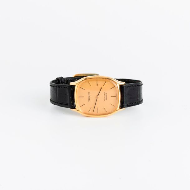 TISSOT 

Montre bracelet d'homme. 

Boîtier rectangulaire en or jaune (750). 

C&hellip;