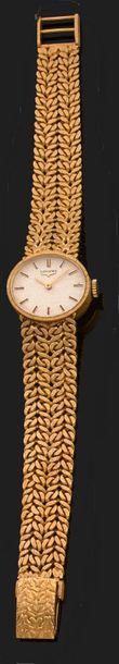 LONGINES 
Montre bracelet de dame en or jaune (750).
Boitier rond légèrement ovo&hellip;