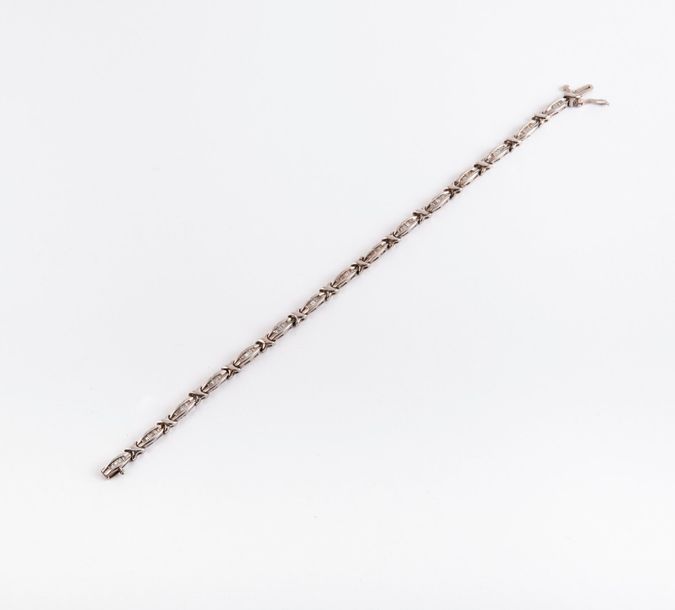 Null Bracelet ligne articulé en or gris (585), les maillons oblongs sertis de ba&hellip;