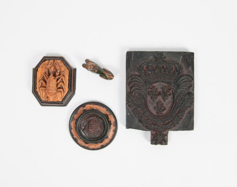 Null Quatre objets en bois sculptés, XIXème siècle :

Ecrevisse sur terrasse oct&hellip;
