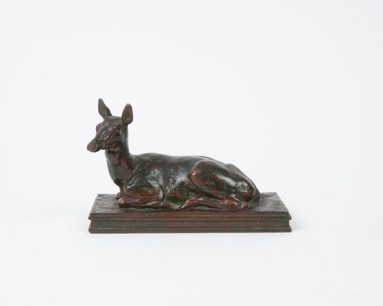 D'après Antoine Louis BARYE (1796-1875) 

Biche couchée. 

Epreuve en bronze à p&hellip;