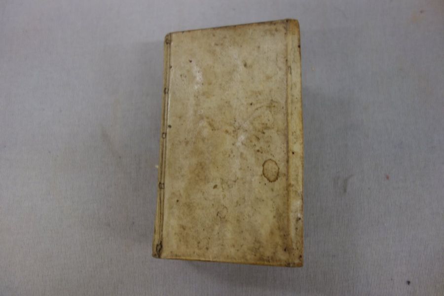 Null Trois livres du XVIIème siècle reliés en un fort volume, In-16, aux plats e&hellip;