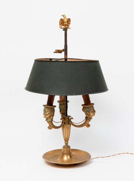 Null Lampe bouillotte en bronze doré à trois bras de lumière aux binets en têtes&hellip;