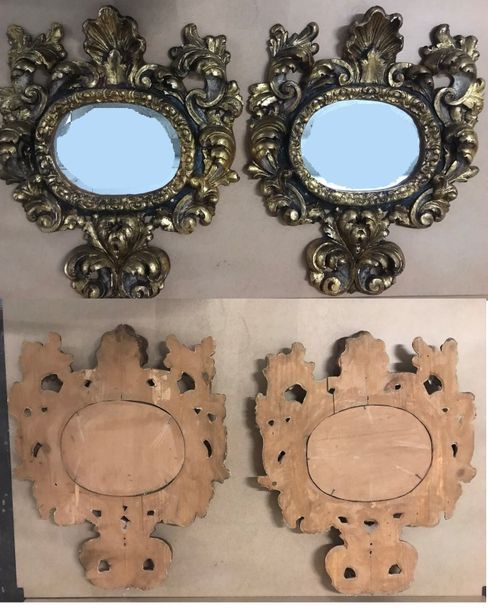 ITALIE 

Paire de miroirs à décor d'enroulements feuillagés et de coquilles. 

S&hellip;