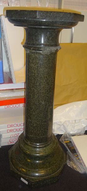 Null Sellette en forme de colonne dorique en marbre vert moucheté sur base octog&hellip;