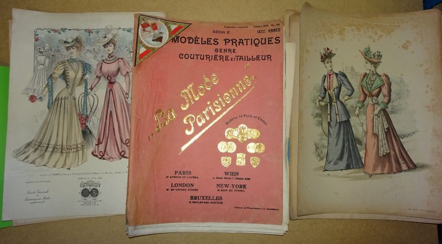 Null Ensemble de planches lithographiées :

- "La Mode Parisienne". Modèles prat&hellip;