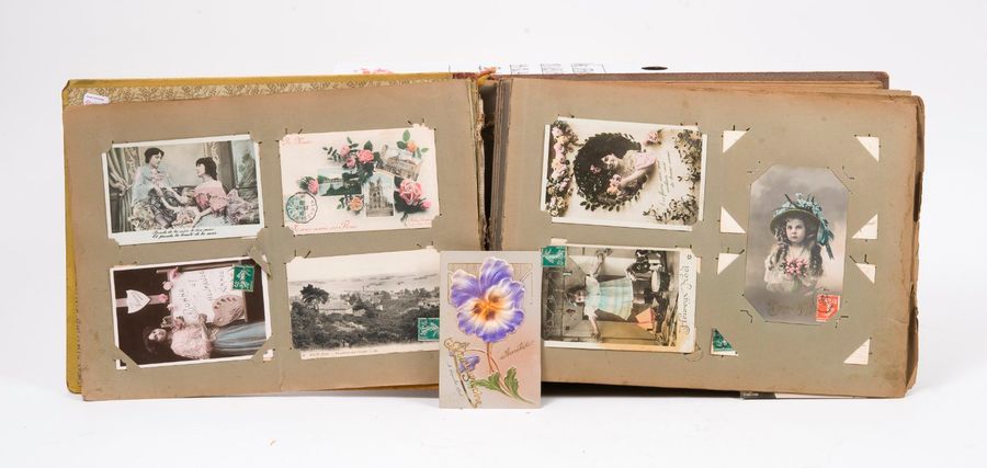 Null Album d'environ 270 cartes postales de personnages, paysages, villes, voeux&hellip;