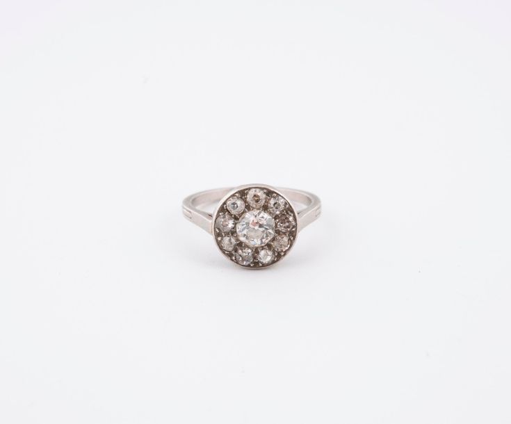 Null Bague fleur en platine (850) centrée d'un diamant de taille brillant ancien&hellip;