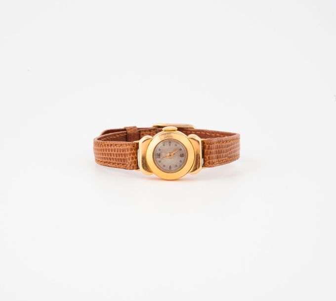 LIP 

Montre bracelet de dame. 

Boîtier rond en or jaune (750) 

Cadran à fond &hellip;