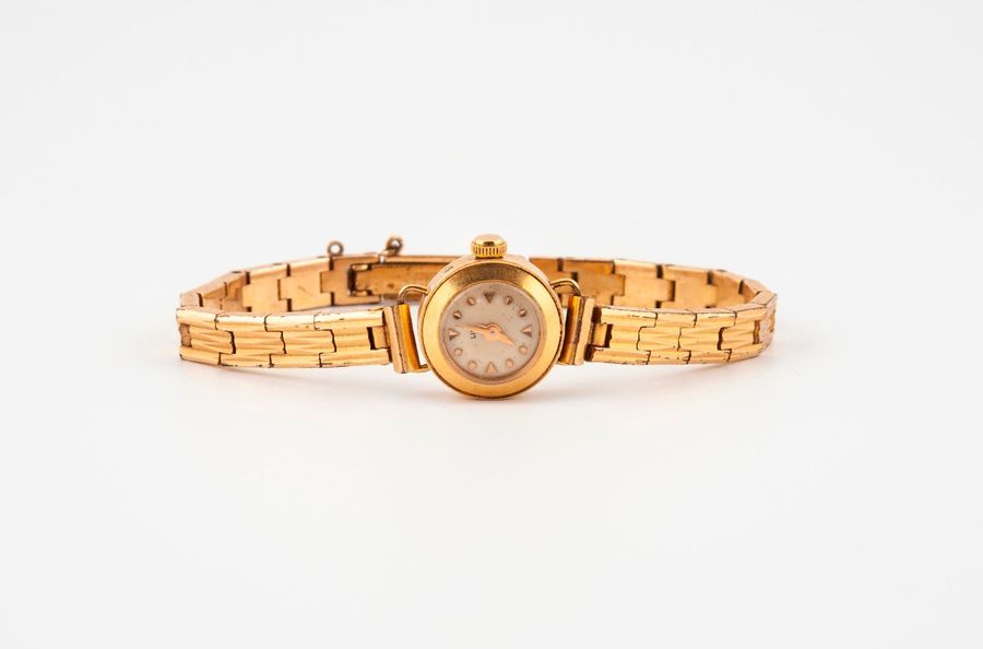 LIP 

Montre bracelet de dame en or jaune (750).

Boîtier rond.

Cadran émaillé &hellip;