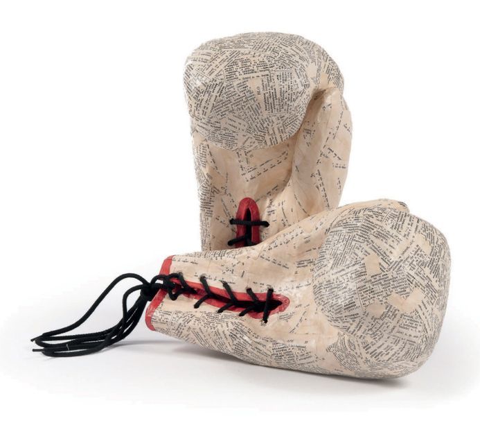 LEHEL Laurence (née en 1967) Gants de boxe, 2018.
Sculpture en papier journal mâ&hellip;