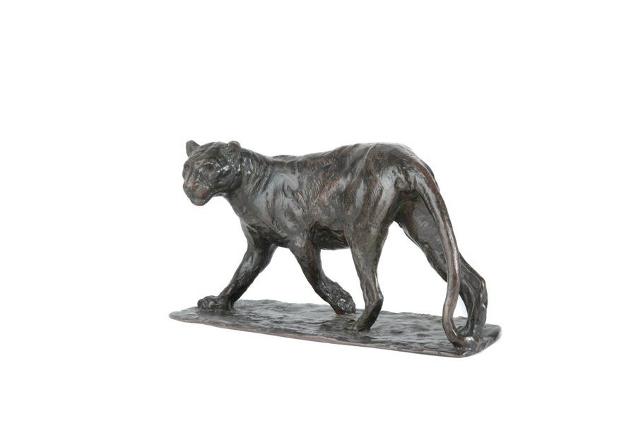 Roger GODCHAUX (1878-1958) Lionne marchant.
Epreuve en bronze à patine brune.
Fo&hellip;