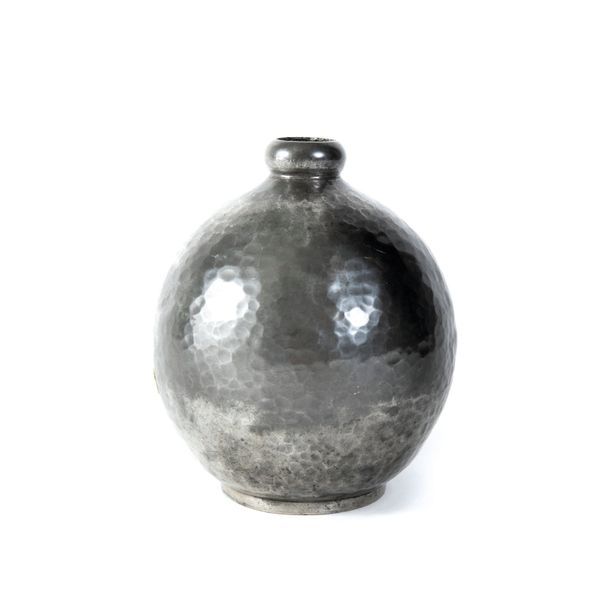 Jean DESPRES (1889-1980) Petit vase ovoïde sur bâte.
En étain martelé.
Le col ro&hellip;