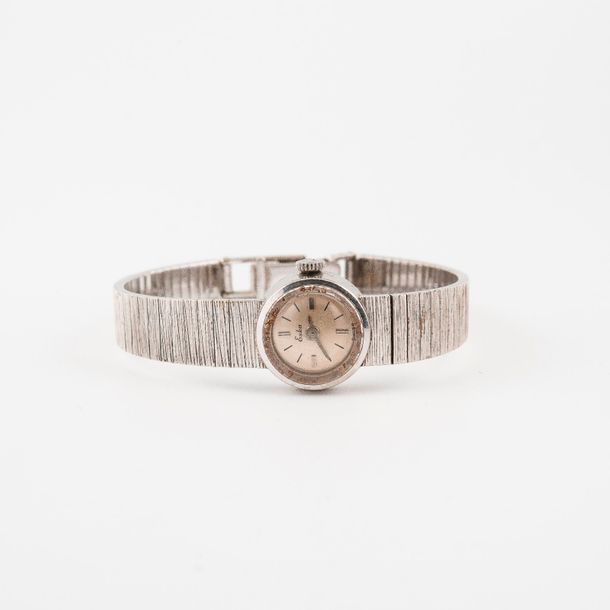 ESKA 

Montre bracelet de dame en or gris (750). 

Boîtier circulaire, fond clip&hellip;