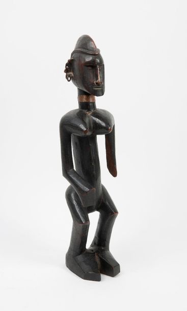 Null MALI

Statuette en bois sculpté et patiné portant collier, ornements d'orei&hellip;