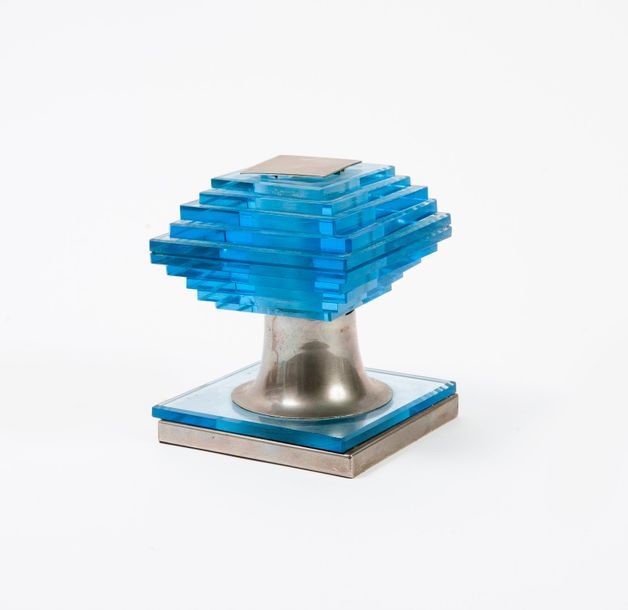Null Dans le goût de la Maison DESNY

Lampe moderniste en métal et verre bleuté.&hellip;