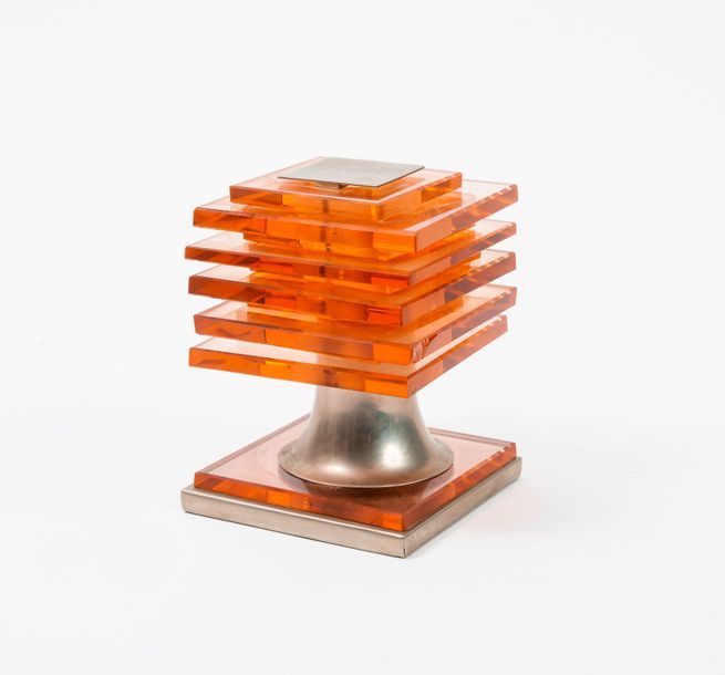 Null Dans le goût de la Maison DESNY

Lampe moderniste en métal et verre orangé.&hellip;