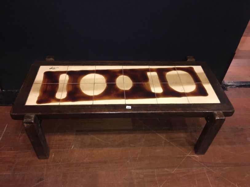 DAN (XXème) 
Table basse rectangulaire en bois massif, le plateau en céramique à&hellip;