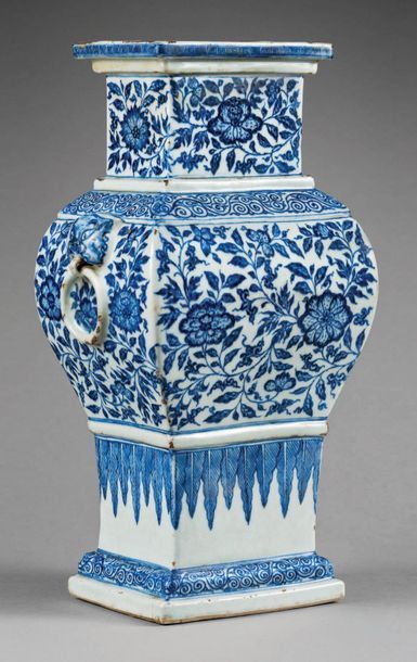 CHINE - XVIIe/XVIIIe siècle 
Vase de forme «fanghu» en porcelaine décorée en ble&hellip;