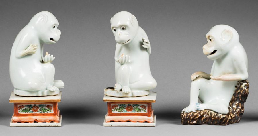 CHINE - XVIIIe siècle 
Deux statuettes de singes assis en porcelaine émaillée bl&hellip;