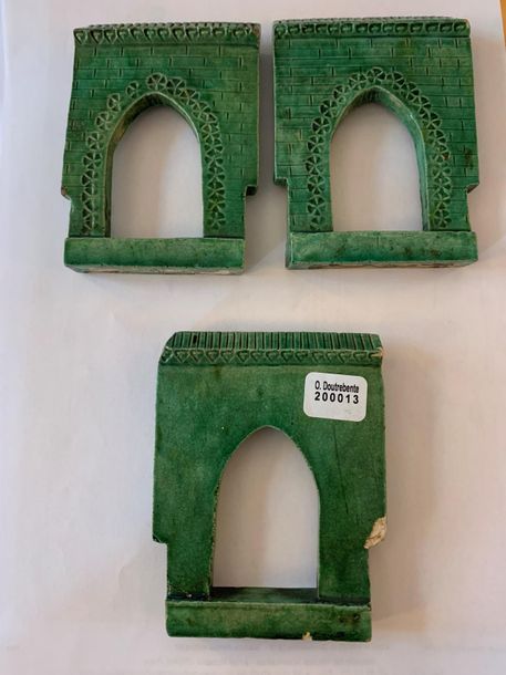 CHINE - Epoque MING (1368 - 1644) 
Trois portes en grès émaillé vert sur le bisc&hellip;