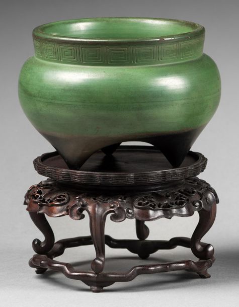 CHINE - Vers 1900 
Brûle-parfum tripode en grès émaillé vert, le bord à décor in&hellip;