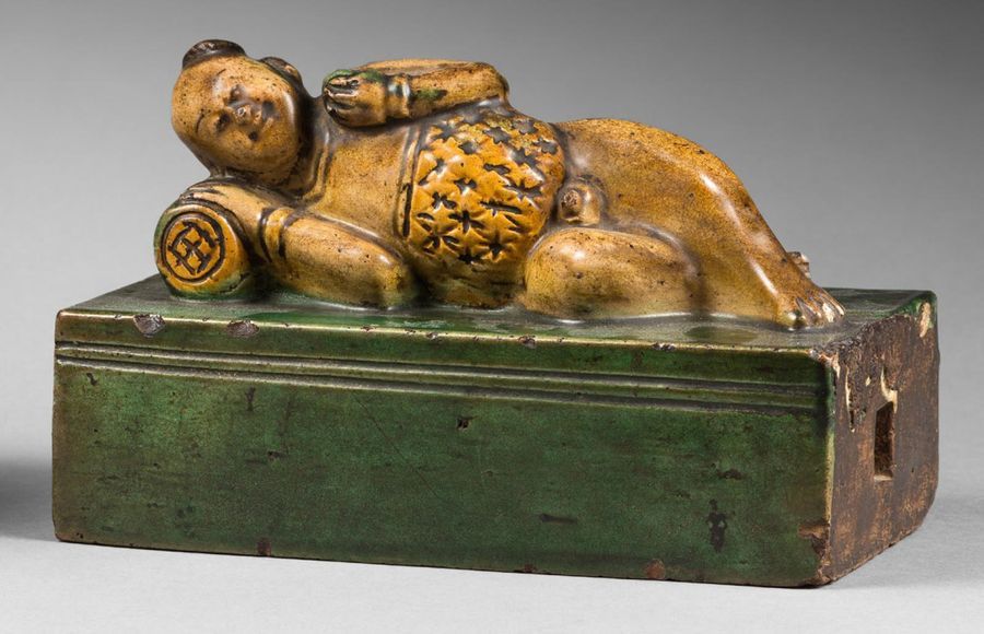 CHINE - Fin époque MING (1368 - 1644) 
Groupe en grès émaillé vert et jaune, gar&hellip;