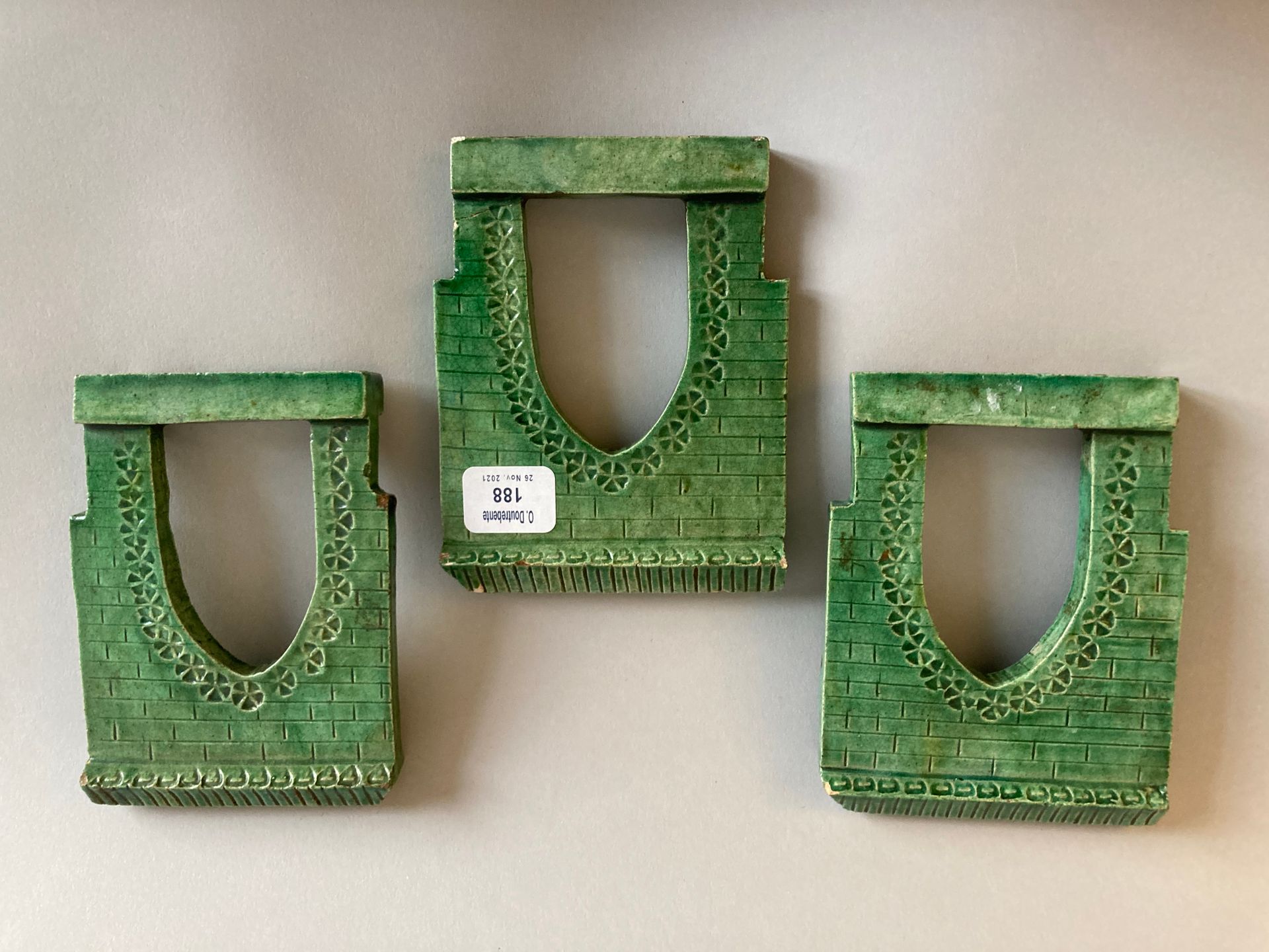CHINE-Epoque MING (1368-1644) Trois portes en grès émaillé vert sur le biscuit, &hellip;
