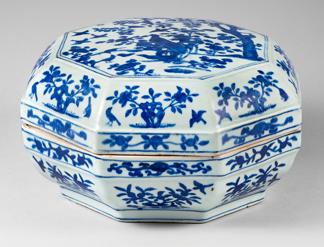 CHINE-Epoque JIAJING (1522-1566) 一个大的八角形瓷盒，釉下青花装饰着鸟儿在花丛中飞翔，围绕着穿岩上的孔雀，侧面装饰着鸟儿围绕着穿&hellip;