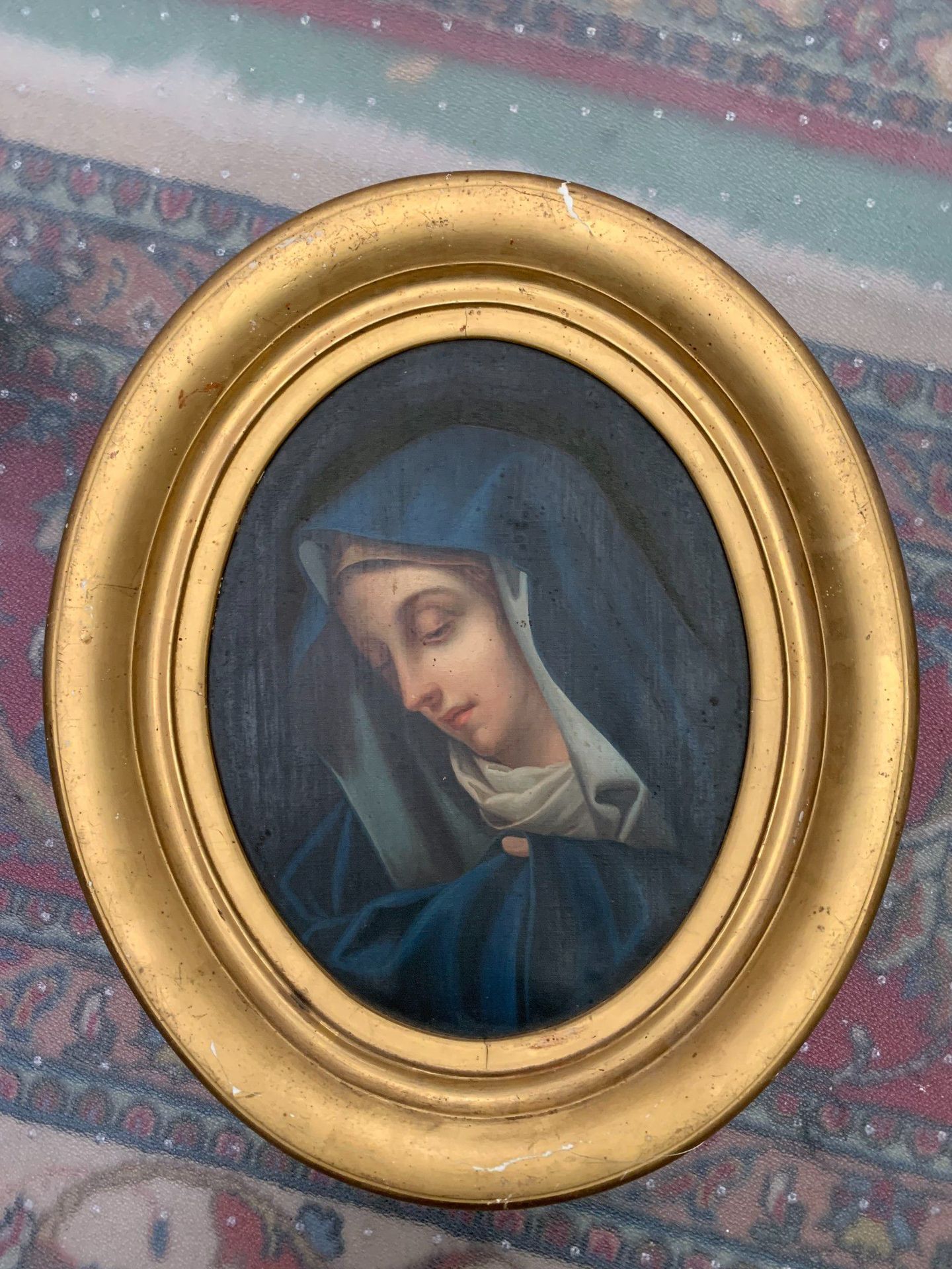 Null Testa della Madonna inscritta in un ovale. Olio su tela. Cornice dorata.