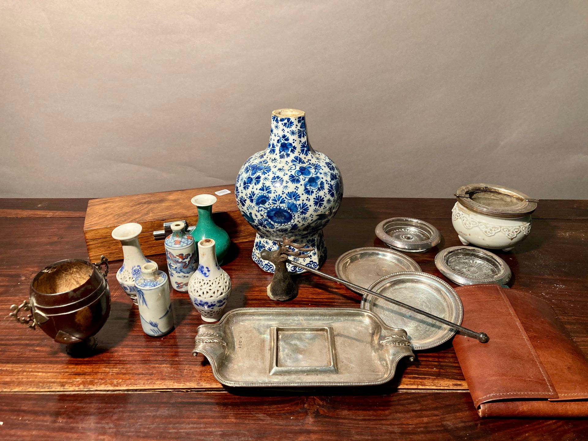 Null 一套小饰品包括：小瓷瓶，代尔夫特陶瓷，箱子，杯垫和银质写字盒。重量：有待检查