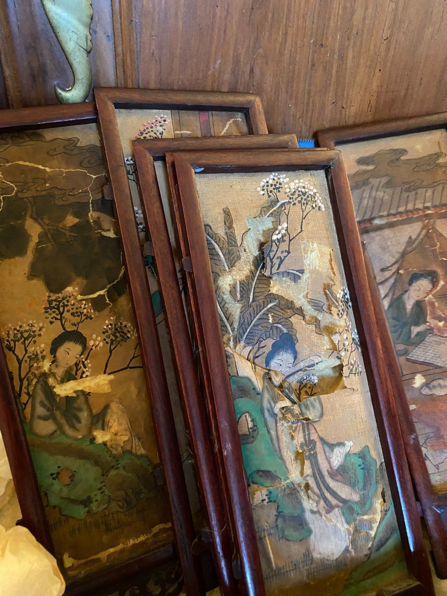 Null Mannette contenente una serie di pezzi incorniciati in stile orientale.